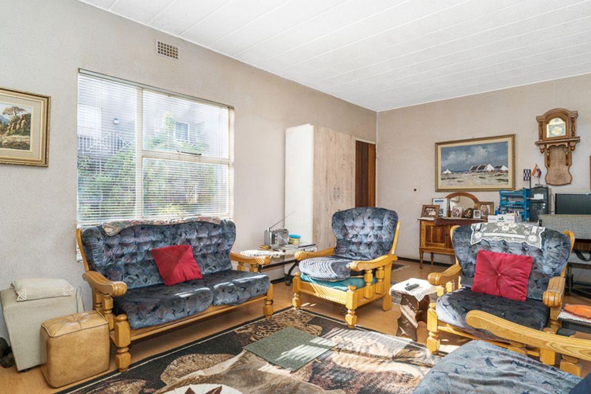 Neat 2 Bed 1 Bath Ground Floor Unit - Photo 2