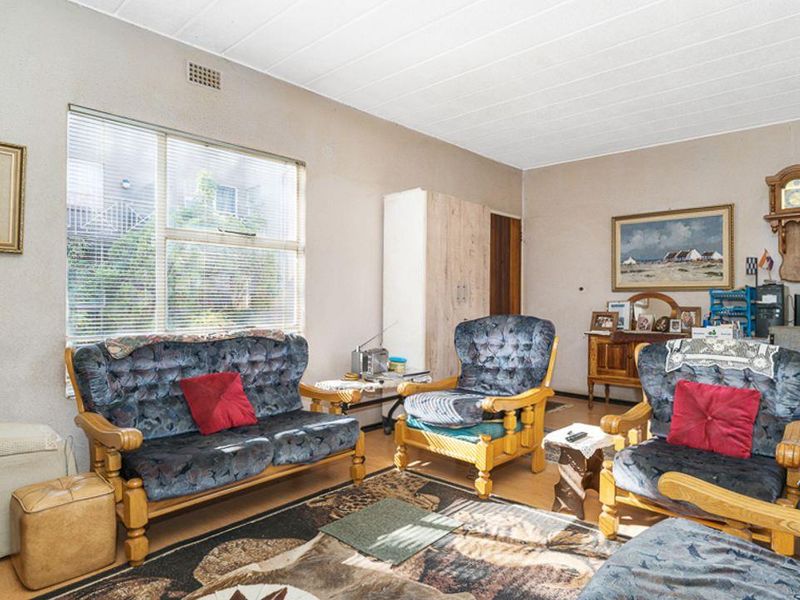 Neat 2 Bed 1 Bath Ground Floor Unit - Photo 2