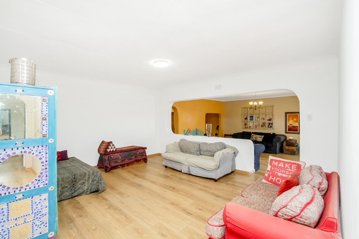 Spacious Family Home in Sought-After Wilro Park! - Photo 3