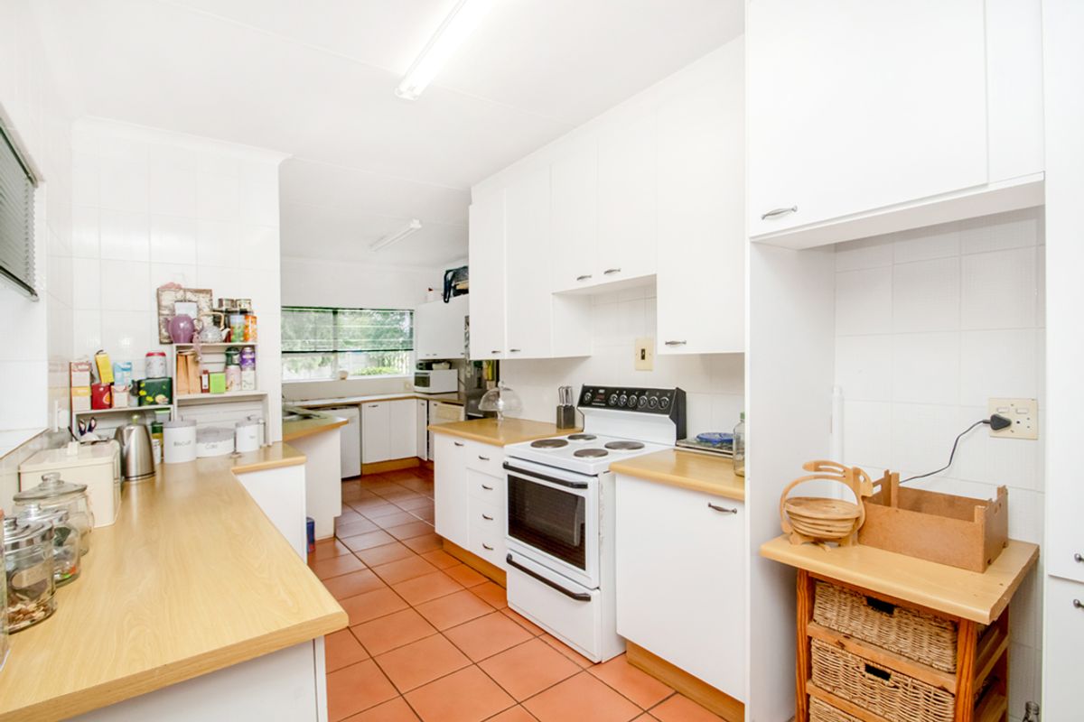 Spacious Family Home in Sought-After Wilro Park! - Photo 4