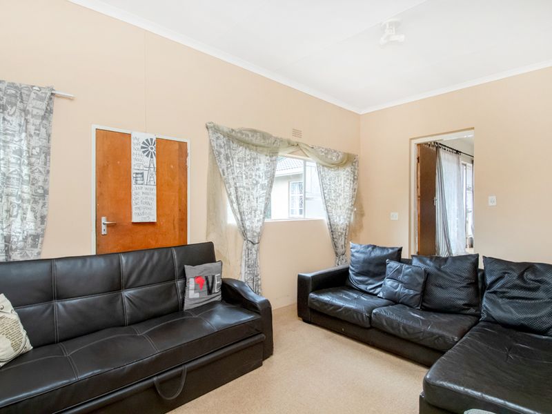 Spacious Family Home in Sought-After Wilro Park! - Photo 10