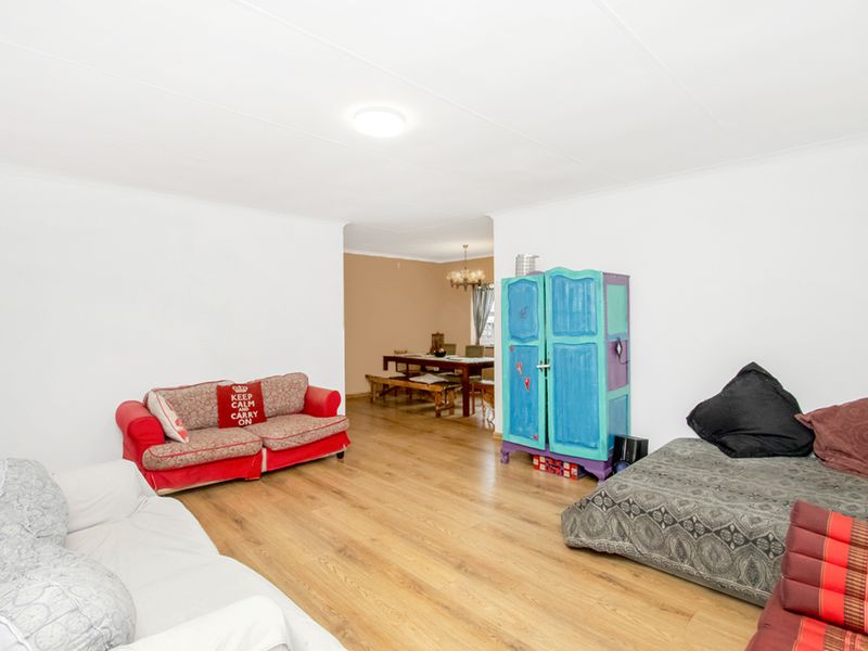 Spacious Family Home in Sought-After Wilro Park! - Photo 9