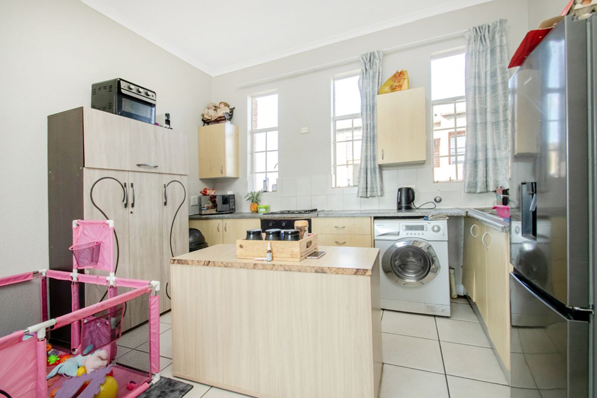 2 bedroom, 1 bathroom home - Photo 5