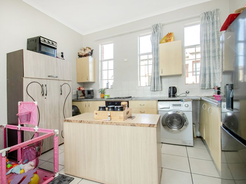 2 bedroom, 1 bathroom home - Photo 5