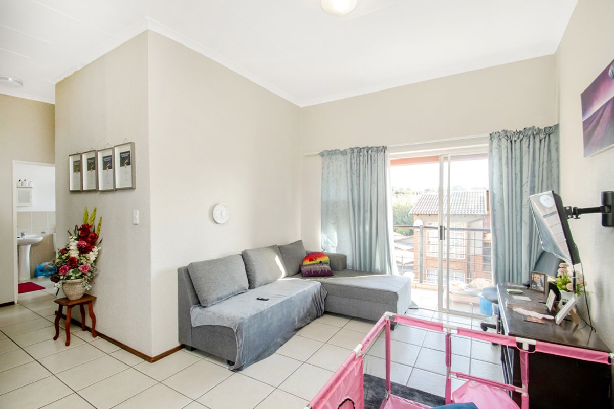 2 bedroom, 1 bathroom home - Photo 3