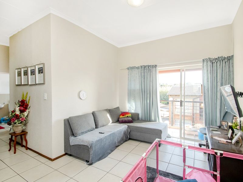 2 bedroom, 1 bathroom home - Photo 3