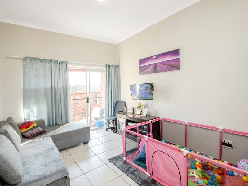 2 bedroom, 1 bathroom home - Photo 2