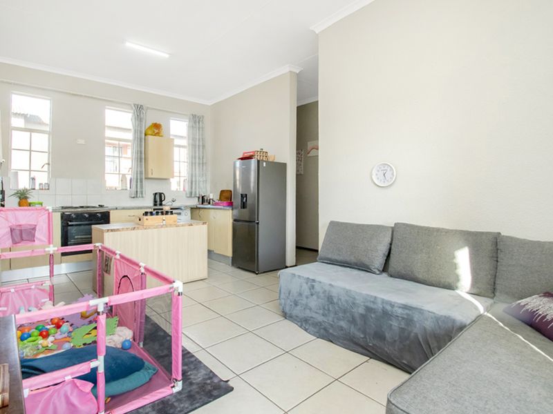 2 bedroom, 1 bathroom home - Photo 4