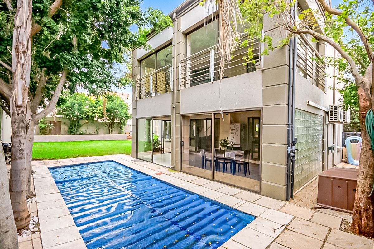 3 Bedroom 2.5 Bathroom  Full title Home for sale in Kyalami - Photo 2