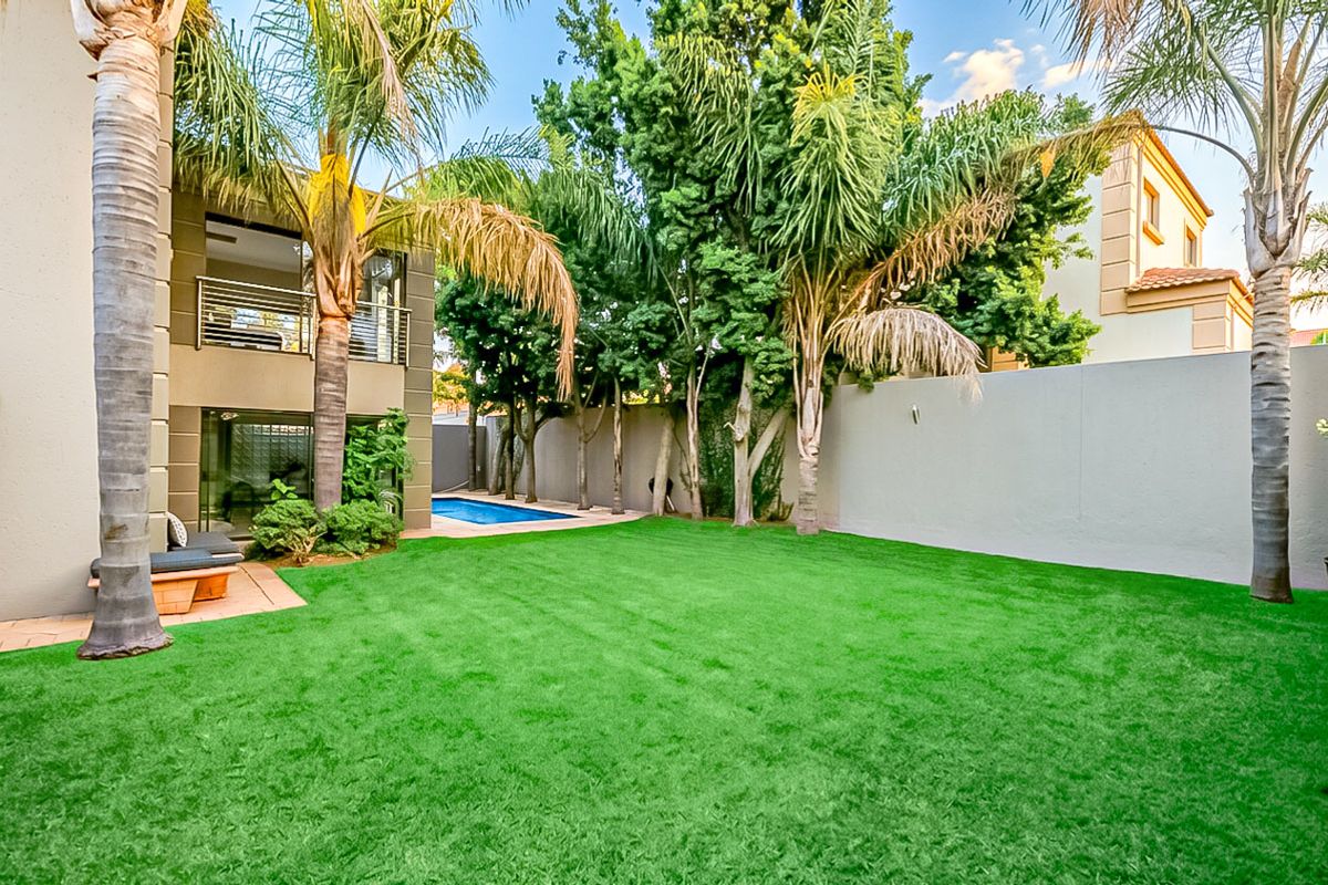 3 Bedroom 2.5 Bathroom  Full title Home for sale in Kyalami - Photo 4
