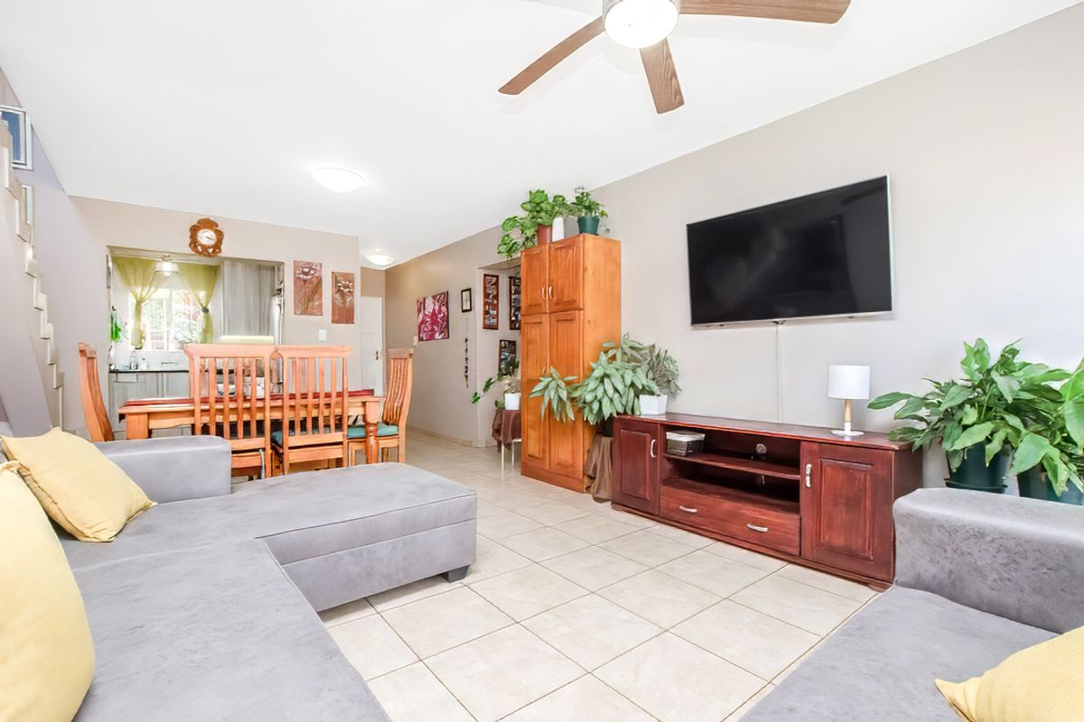 Spacious 5-Bedroom Townhouse with Swimming Pool and Lapa! - Photo 4