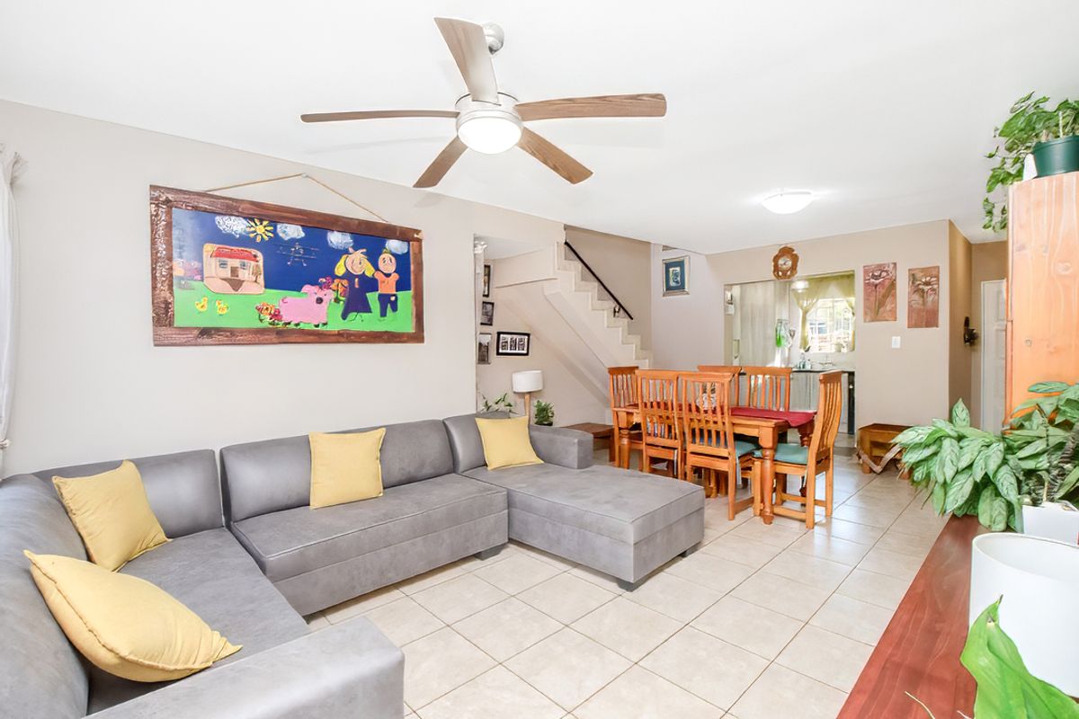 Spacious 5-Bedroom Townhouse with Swimming Pool and Lapa! - Photo 3