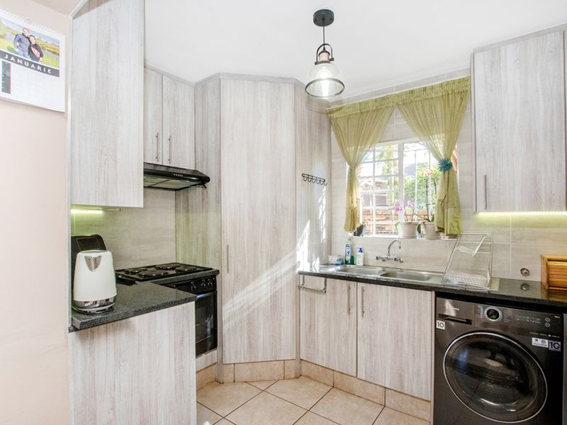 Spacious 5-Bedroom Townhouse with Swimming Pool and Lapa! - Photo 9