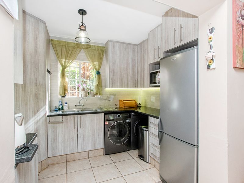 Spacious 5-Bedroom Townhouse with Swimming Pool and Lapa! - Photo 8