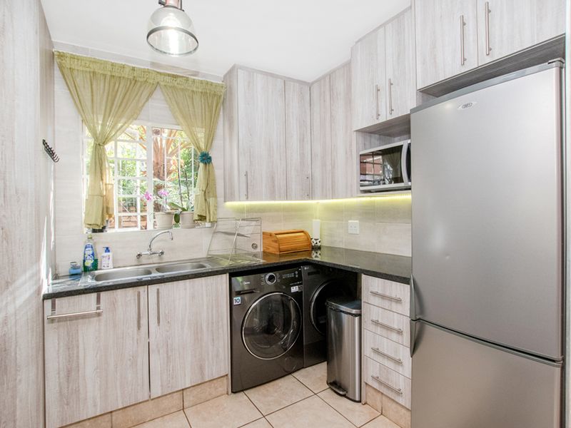 Spacious 5-Bedroom Townhouse with Swimming Pool and Lapa! - Photo 7