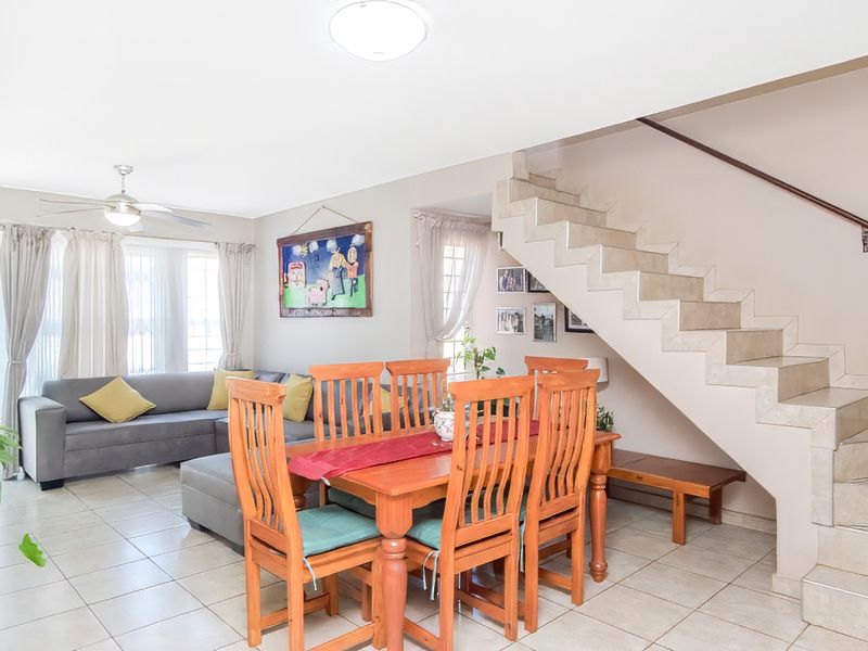 Spacious 5-Bedroom Townhouse with Swimming Pool and Lapa! - Photo 6