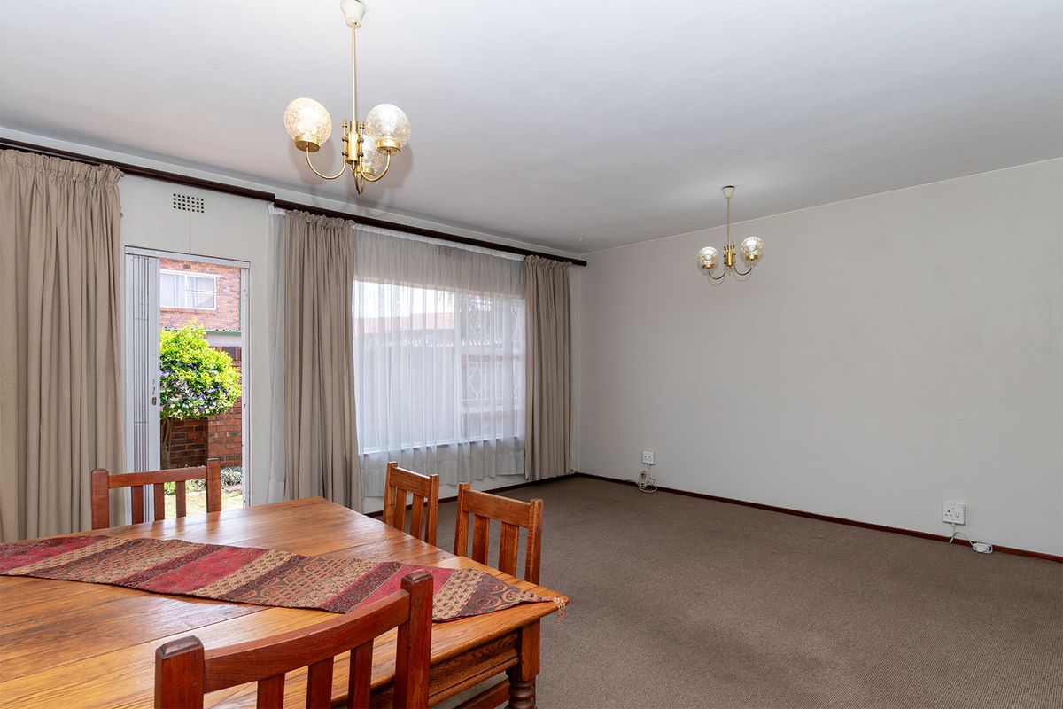 Well Maintained 2 Bedroom 1 Bathroom Ground-Floor Townhouse in Secure Complex of Paul Mews - Photo 3