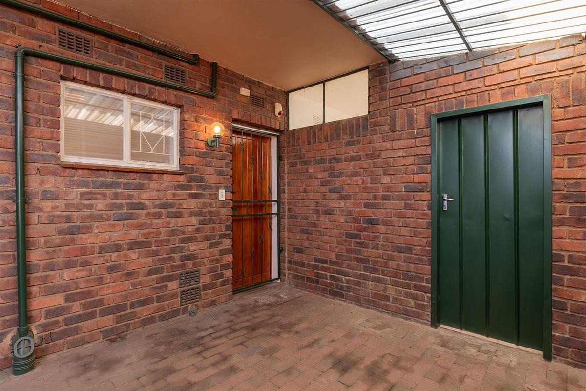 Well Maintained 2 Bedroom 1 Bathroom Ground-Floor Townhouse in Secure Complex of Paul Mews - Photo 2