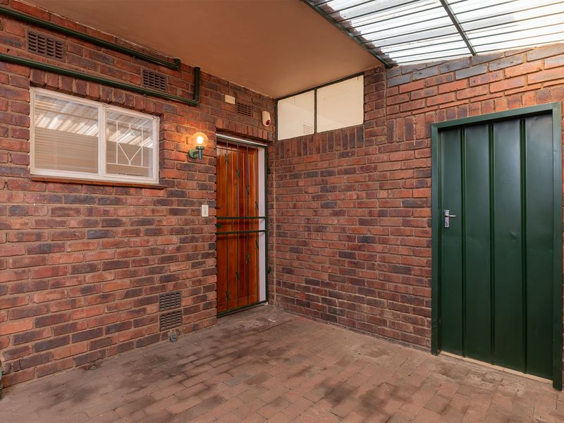 Well Maintained 2 Bedroom 1 Bathroom Ground-Floor Townhouse in Secure Complex of Paul Mews - Photo 2