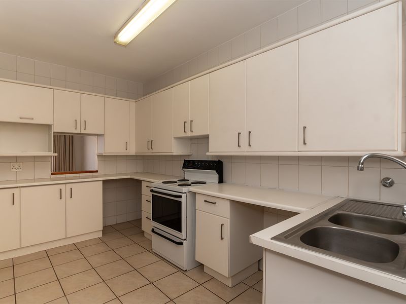 Well Maintained 2 Bedroom 1 Bathroom Ground-Floor Townhouse in Secure Complex of Paul Mews - Photo 7