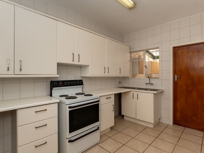 Well Maintained 2 Bedroom 1 Bathroom Ground-Floor Townhouse in Secure Complex of Paul Mews - Photo 6