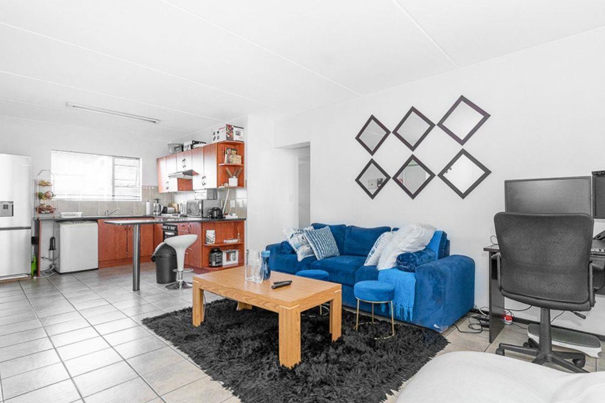 Modern Elegance Meets Convenience: Stylish 2 Bed, 1 Bath First Floor Unit in Prime Bardene, Boksburg - Photo 4