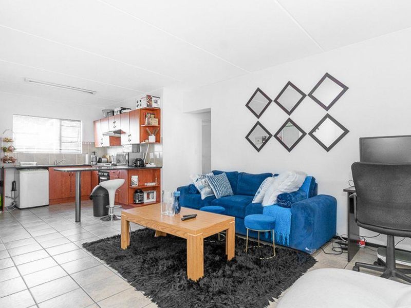 Modern Elegance Meets Convenience: Stylish 2 Bed, 1 Bath First Floor Unit in Prime Bardene, Boksburg - Photo 4