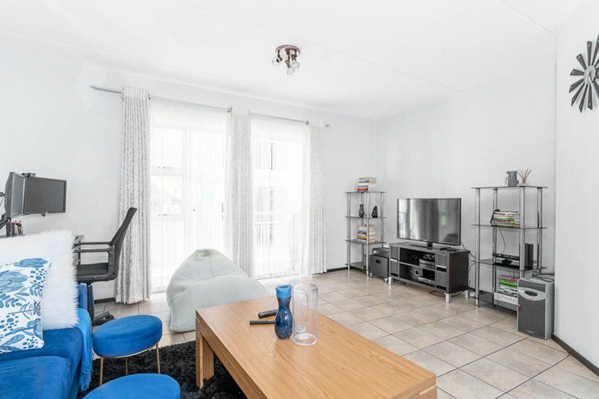 Modern Elegance Meets Convenience: Stylish 2 Bed, 1 Bath First Floor Unit in Prime Bardene, Boksburg - Photo 2