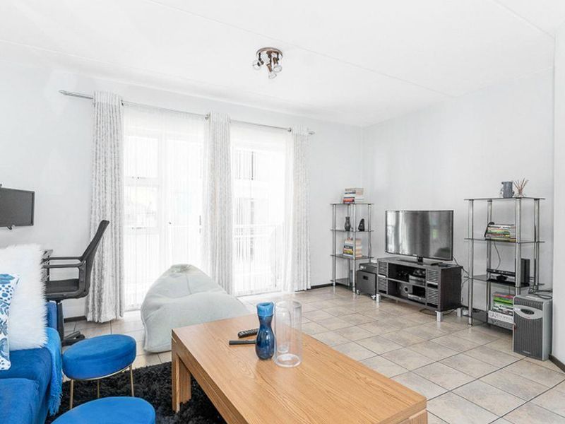 Modern Elegance Meets Convenience: Stylish 2 Bed, 1 Bath First Floor Unit in Prime Bardene, Boksburg - Photo 2