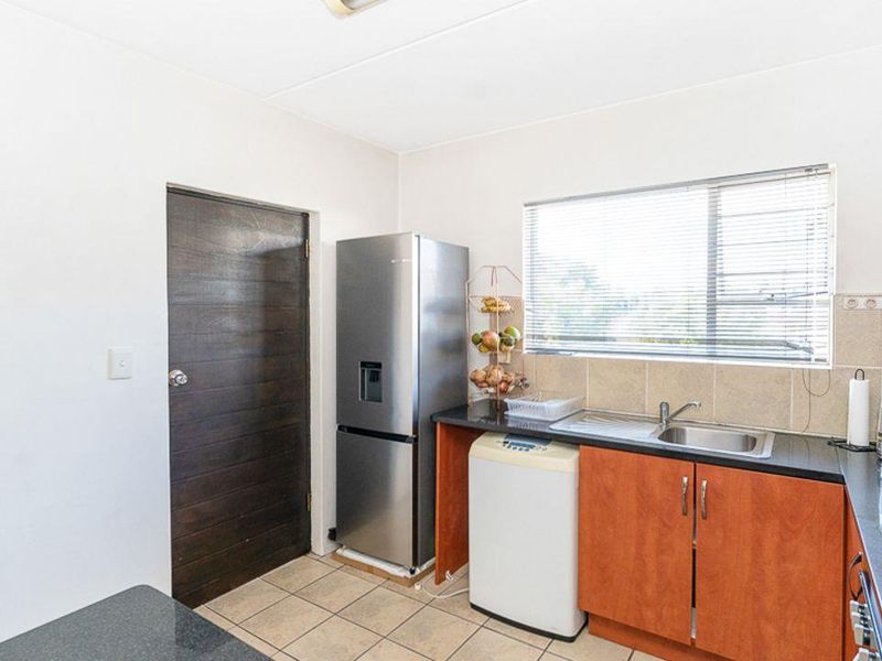 Modern Elegance Meets Convenience: Stylish 2 Bed, 1 Bath First Floor Unit in Prime Bardene, Boksburg - Photo 8