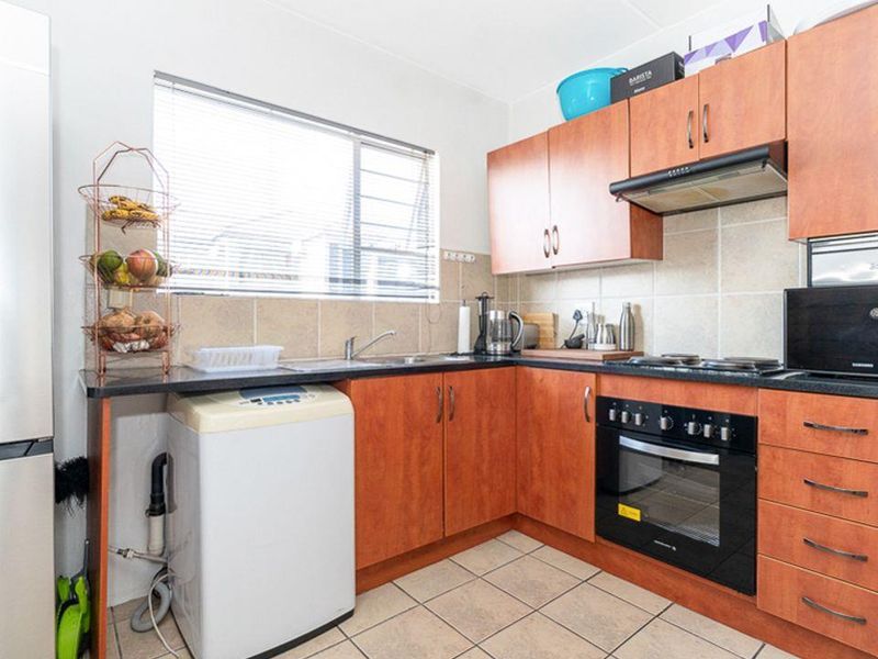 Modern Elegance Meets Convenience: Stylish 2 Bed, 1 Bath First Floor Unit in Prime Bardene, Boksburg - Photo 7