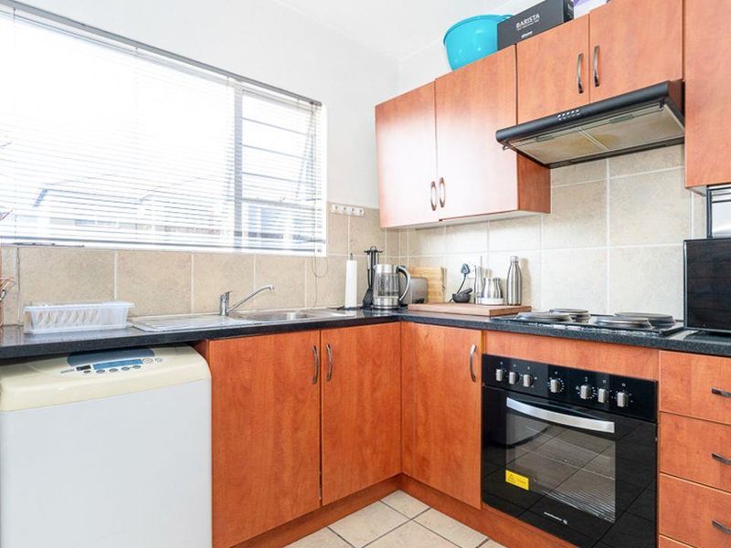 Modern Elegance Meets Convenience: Stylish 2 Bed, 1 Bath First Floor Unit in Prime Bardene, Boksburg - Photo 6