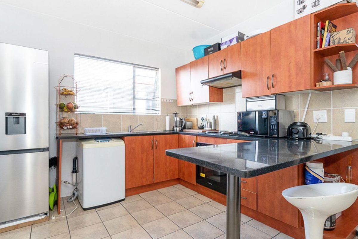 Modern Elegance Meets Convenience: Stylish 2 Bed, 1 Bath First Floor Unit in Prime Bardene, Boksburg - Photo 5