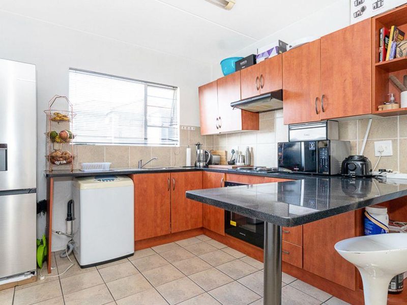 Modern Elegance Meets Convenience: Stylish 2 Bed, 1 Bath First Floor Unit in Prime Bardene, Boksburg - Photo 5