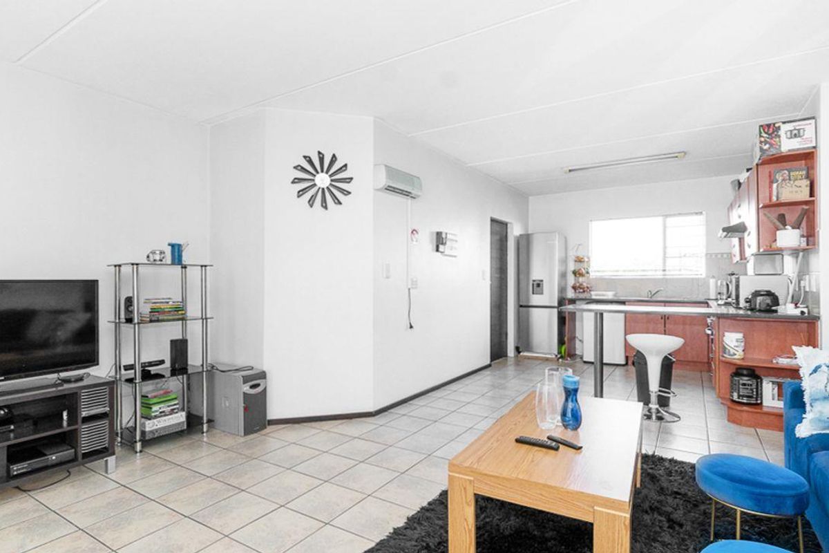 Modern Elegance Meets Convenience: Stylish 2 Bed, 1 Bath First Floor Unit in Prime Bardene, Boksburg - Photo 3