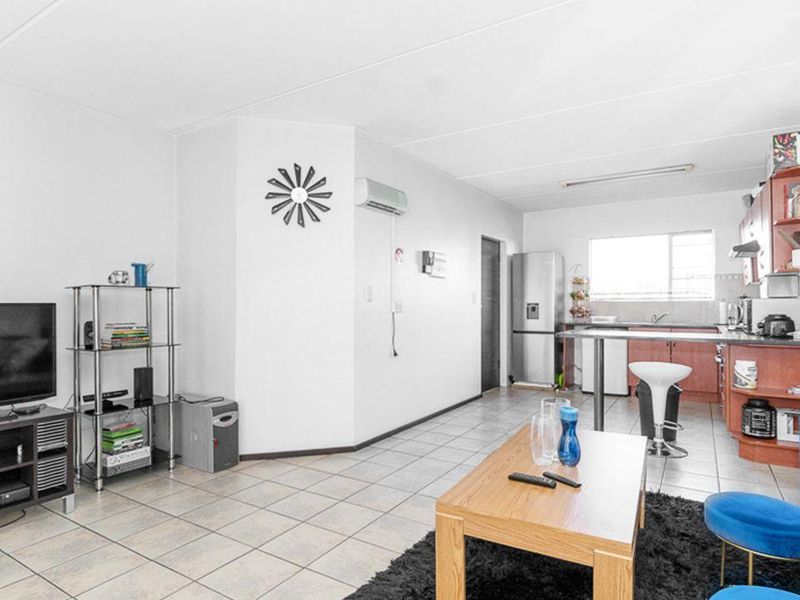 Modern Elegance Meets Convenience: Stylish 2 Bed, 1 Bath First Floor Unit in Prime Bardene, Boksburg - Photo 3