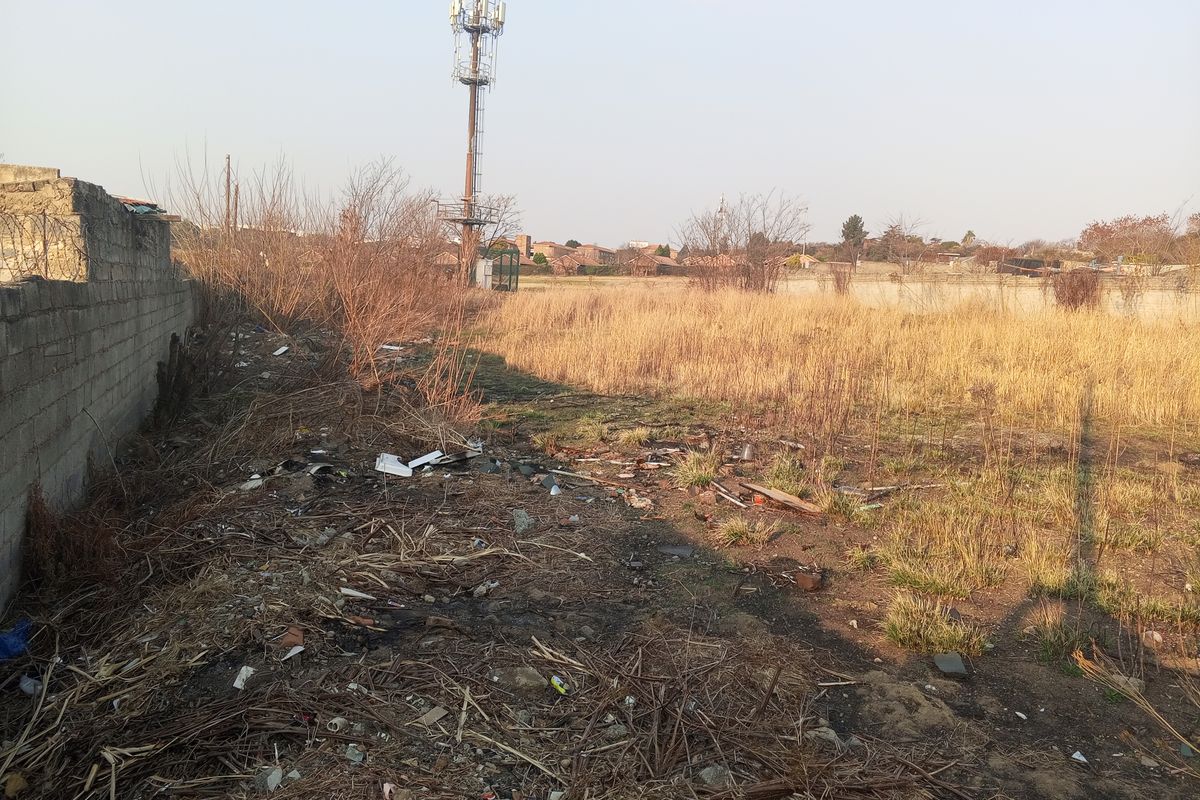 A Vacant Land With Services Available In Lombardy East. - Photo 2