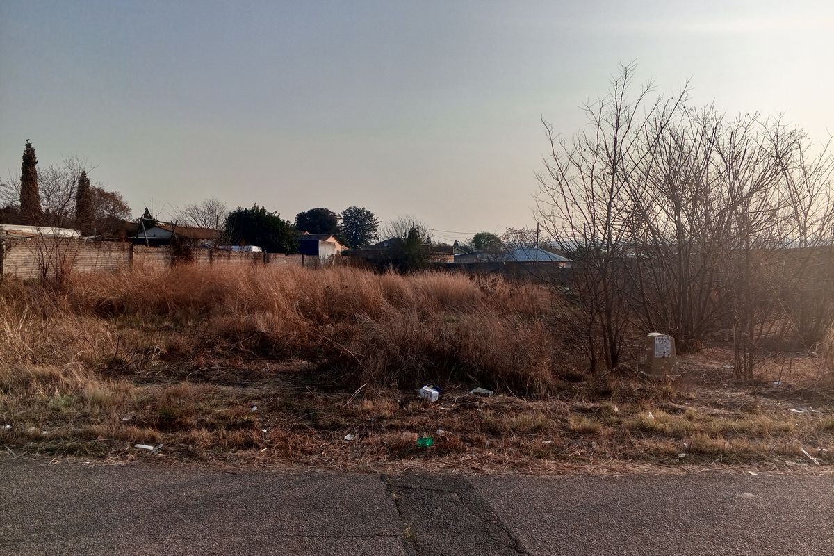 A Vacant Land With Services Available In Lombardy East. - Photo 3