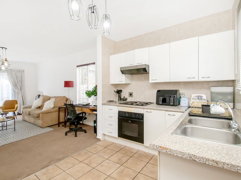 Secure 2-Bedroom Townhouse in Bellairs Park - Photo 9