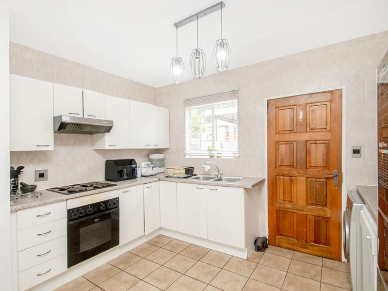 Secure 2-Bedroom Townhouse in Bellairs Park - Photo 8