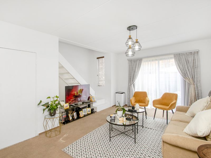 Secure 2-Bedroom Townhouse in Bellairs Park - Photo 4