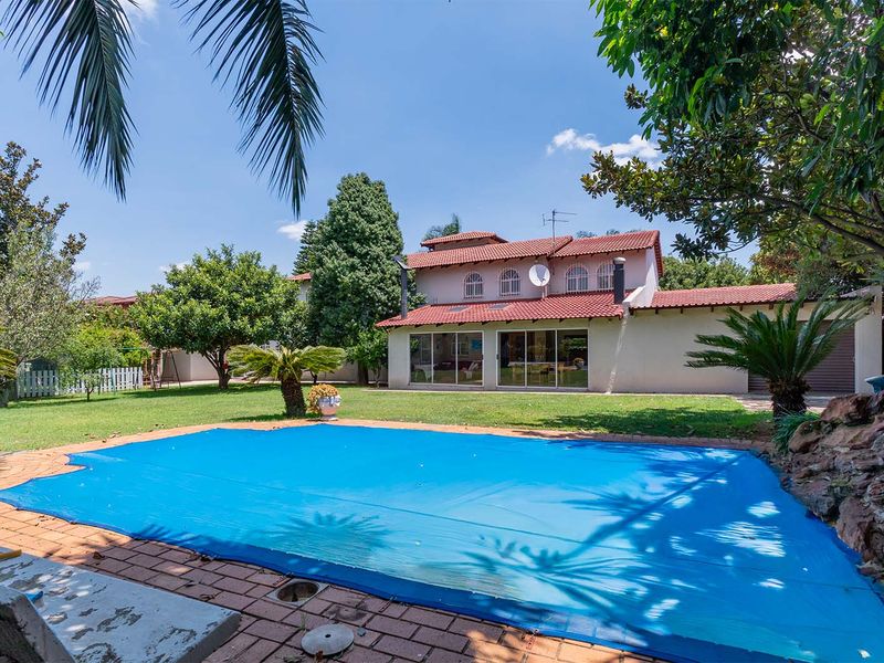 One owner self-built stunning 5 bedroom family home nestled in the secure Dalpark ext 5. - Photo 5