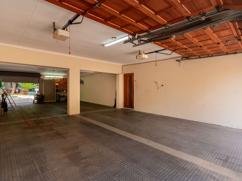 One owner self-built stunning 5 bedroom family home nestled in the secure Dalpark ext 5. - Photo 7