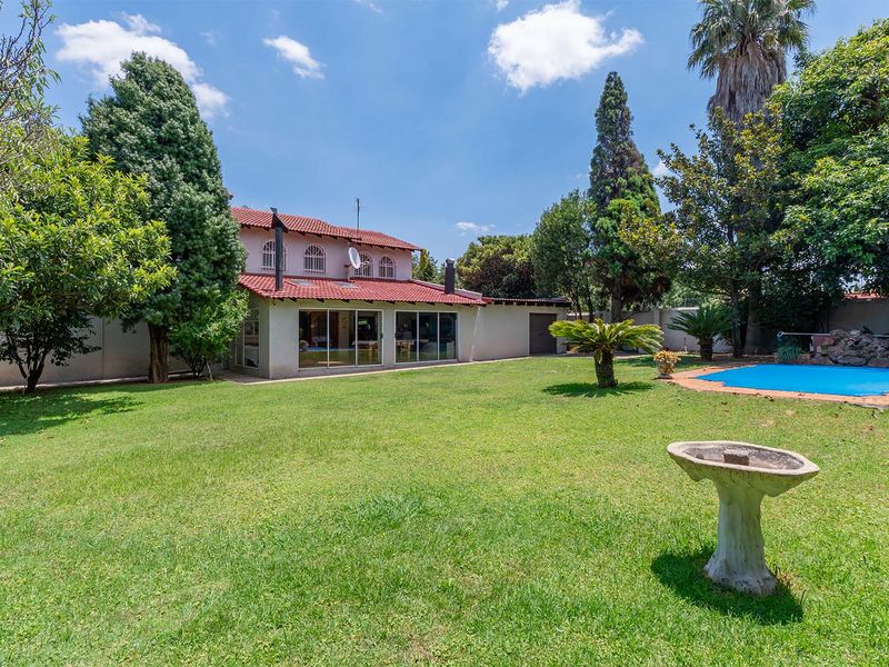 One owner self-built stunning 5 bedroom family home nestled in the secure Dalpark ext 5. - Photo 6