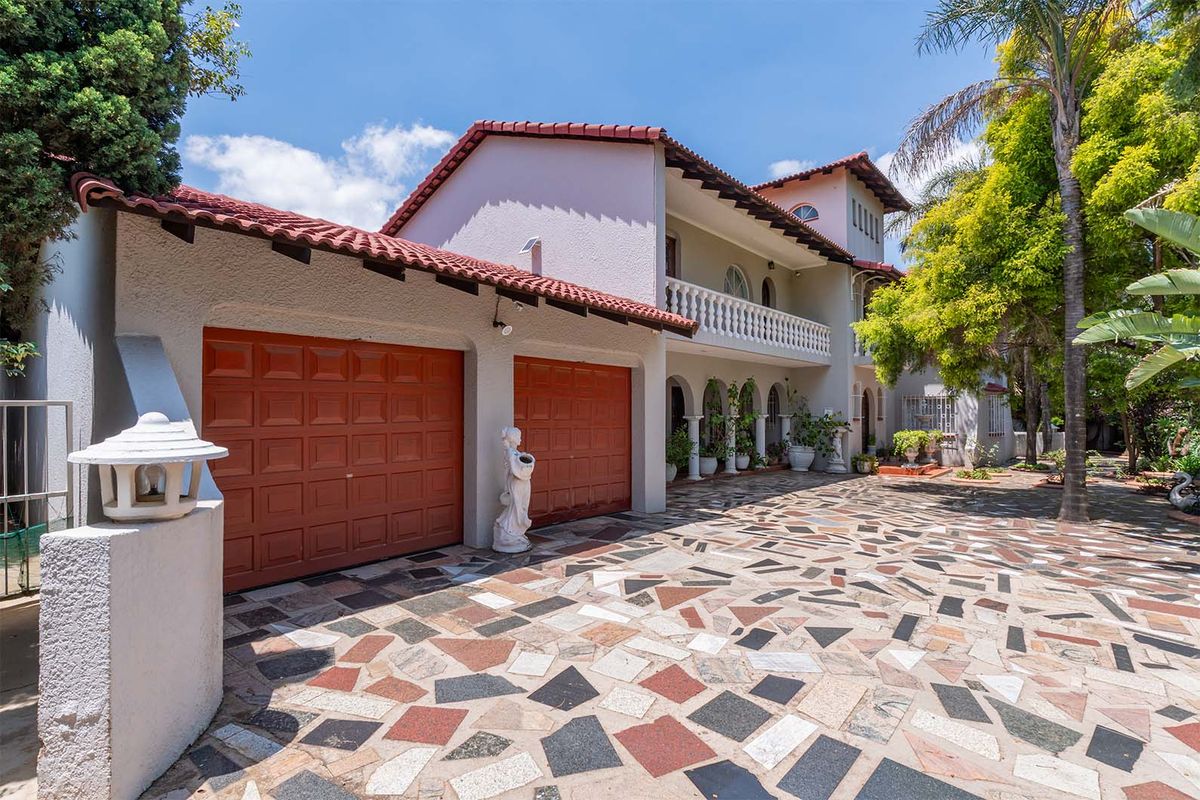 One owner self-built stunning 5 bedroom family home nestled in the secure Dalpark ext 5. - Photo 2