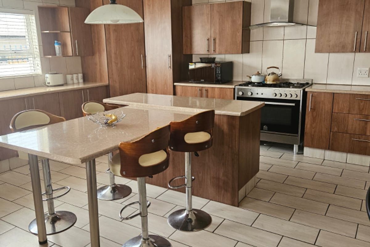 Lovely Family Home withA Granny flat!!! - Photo 5