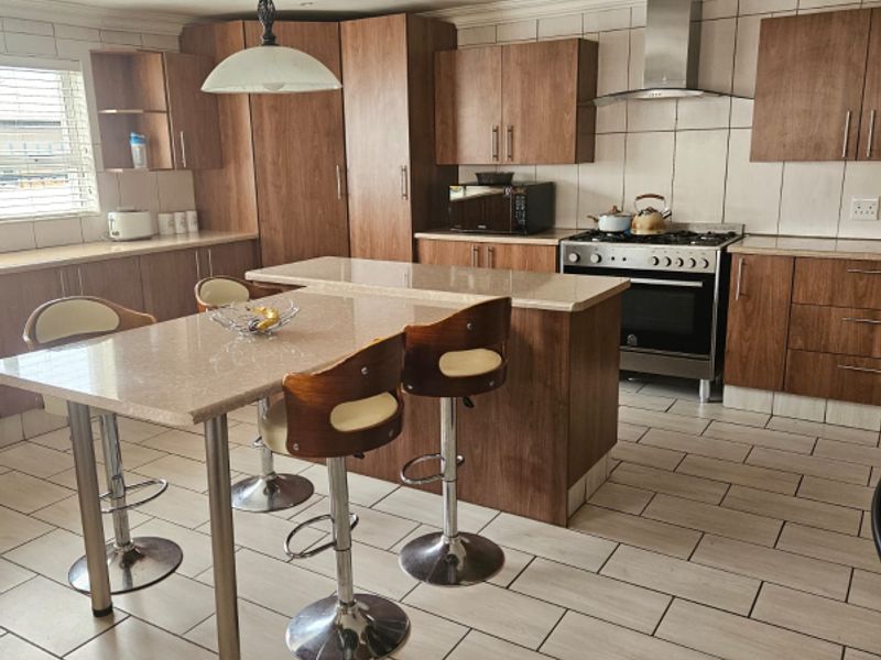 Lovely Family Home withA Granny flat!!! - Photo 5