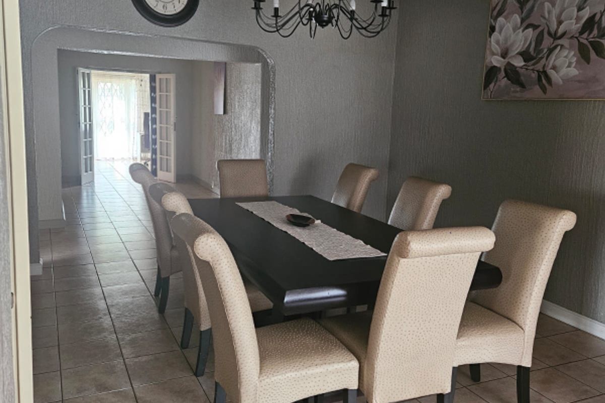 Lovely Family Home withA Granny flat!!! - Photo 3