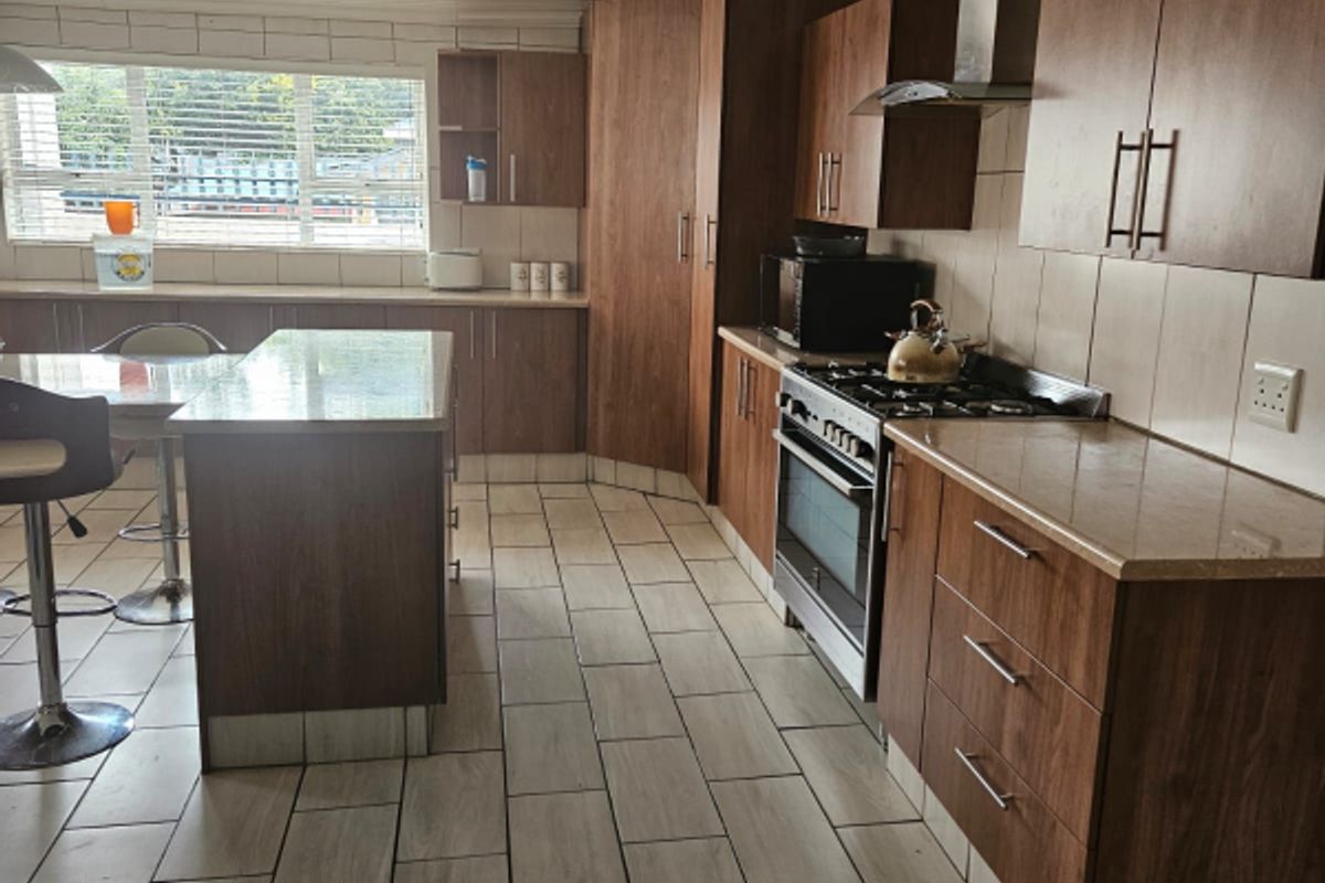 Lovely Family Home withA Granny flat!!! - Photo 4