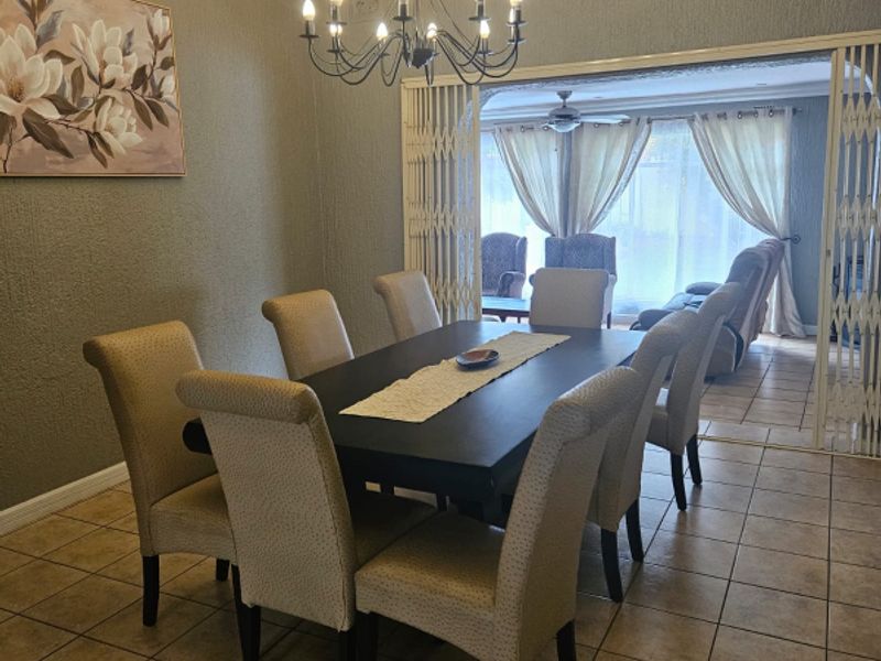 Lovely Family Home withA Granny flat!!! - Photo 2